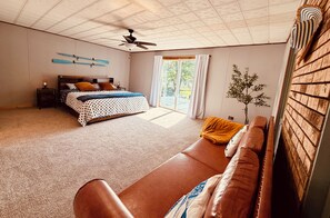 4 bedrooms, desk, WiFi, bed sheets - Lake Retreat - Private Dock • Hot Tub • Arcade • Pickleball • Basketball (Gobles)