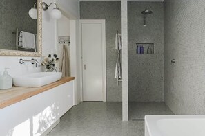 Hair dryer, towels - Scribbly Gums Berrara (Berrara)