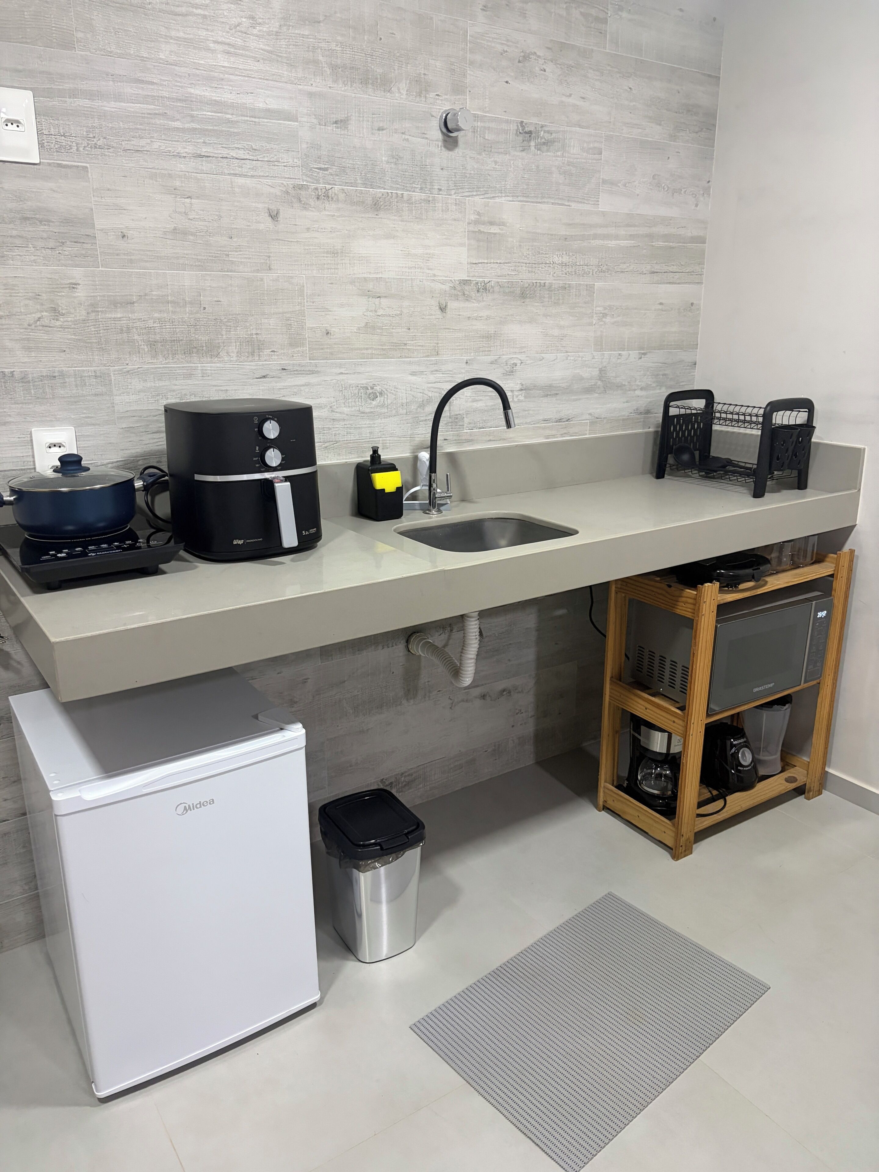 Standard-Studio | Eigene Küche | Mini-Kühlschrank, Mikrowelle, Herdplatte, Toaster