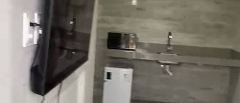 Economy Studio | Private kitchen | Mini-fridge, microwave, cookware/dishes/utensils