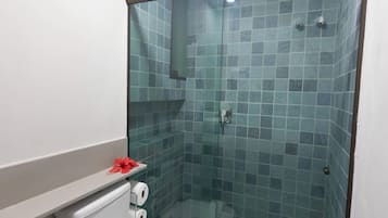 Standard-Studio | Badezimmer | Dusche, Handtücher, Toilettenpapier