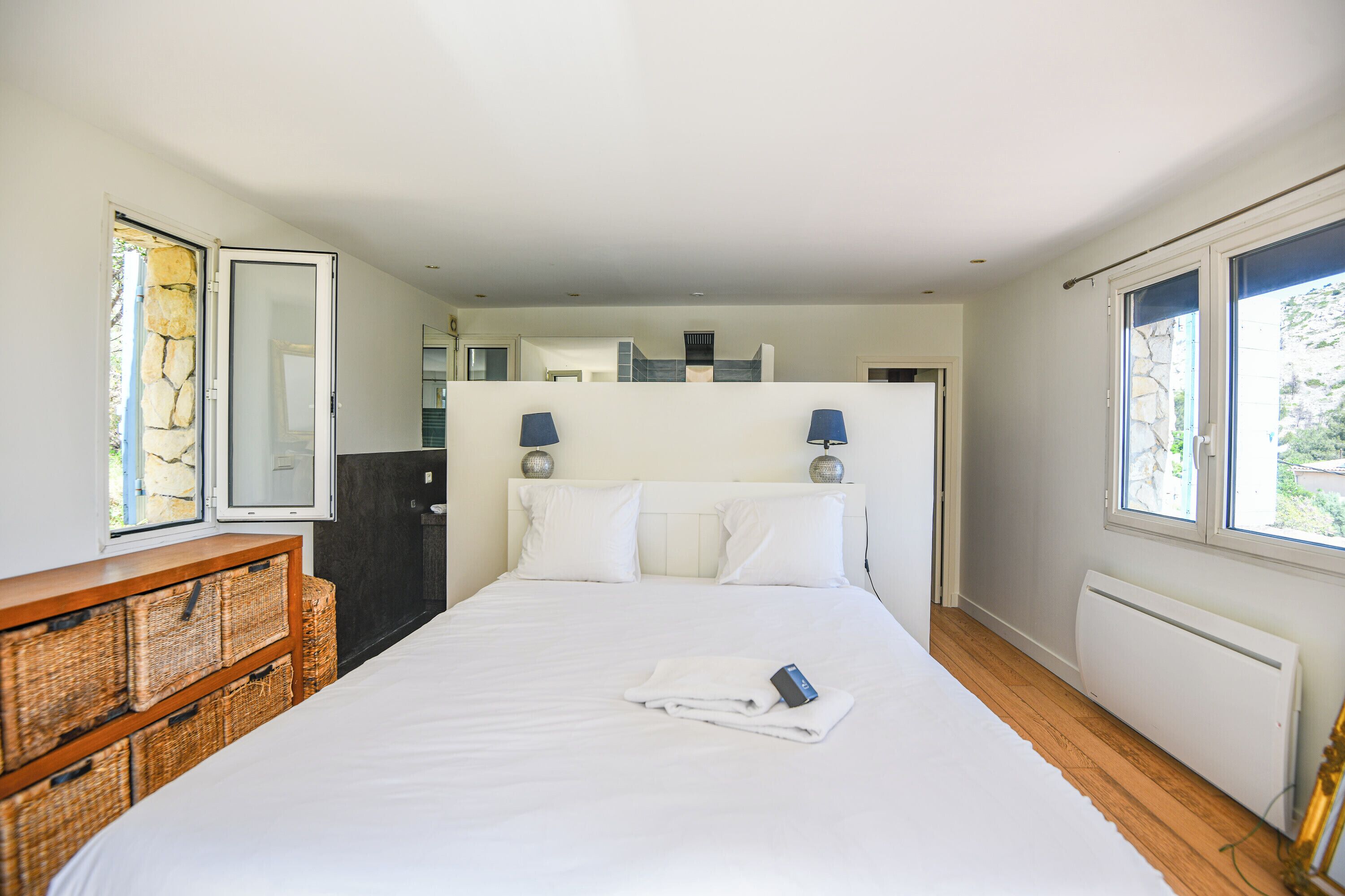 2 habitaciones, tabla de planchar con plancha, wifi y ropa de cama 