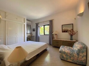 Ferros/tábuas de passar roupa, Wi-Fi, roupa de cama