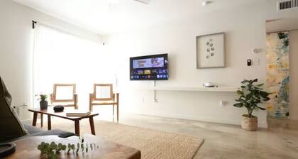 Walk to UF, Shands, VA: 2BR Upgraded Condo w/Pool + Free Parking - Sleeps 6