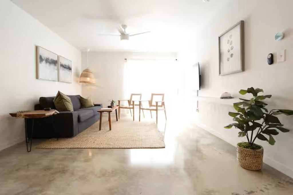 Walk To Uf, Shands, Va: 2br Upgraded Condo W/pool + Free Parking - Sleeps 6 - Gainesville, FL