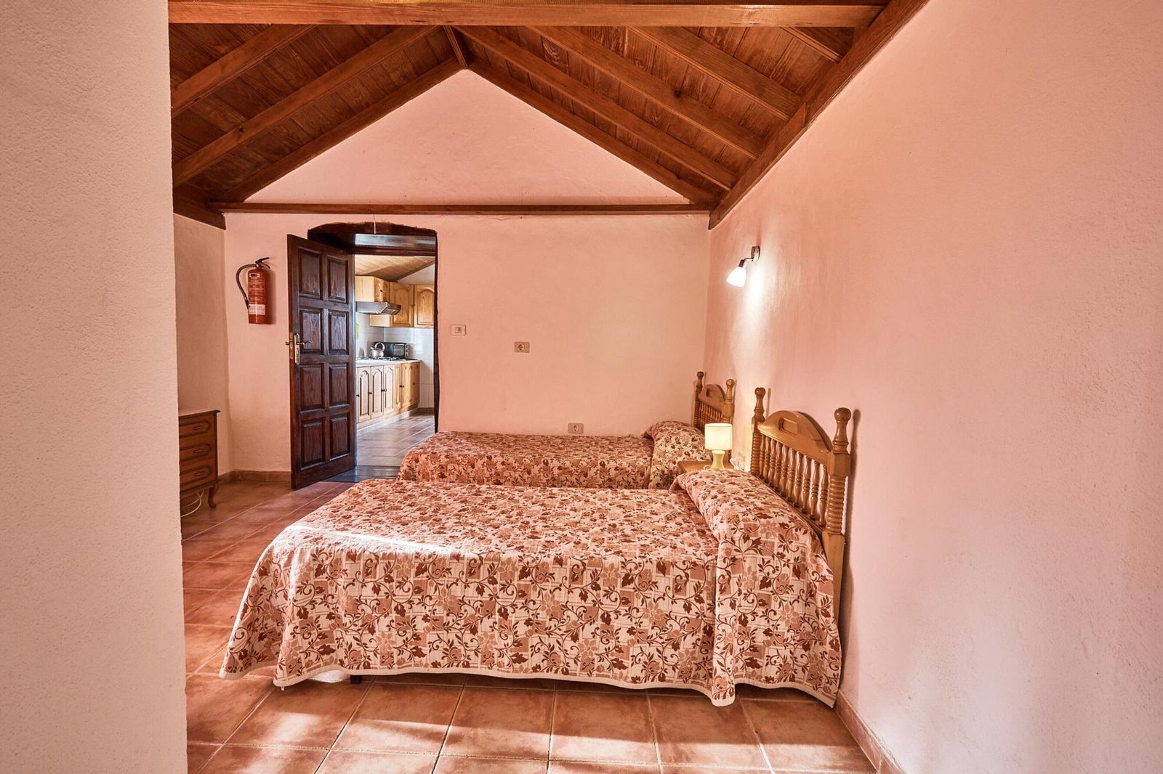 Tabla de planchar con plancha, wifi, ropa de cama