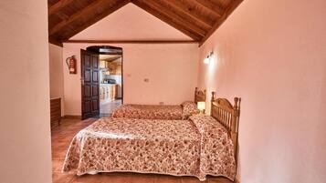 Tabla de planchar con plancha, wifi, ropa de cama