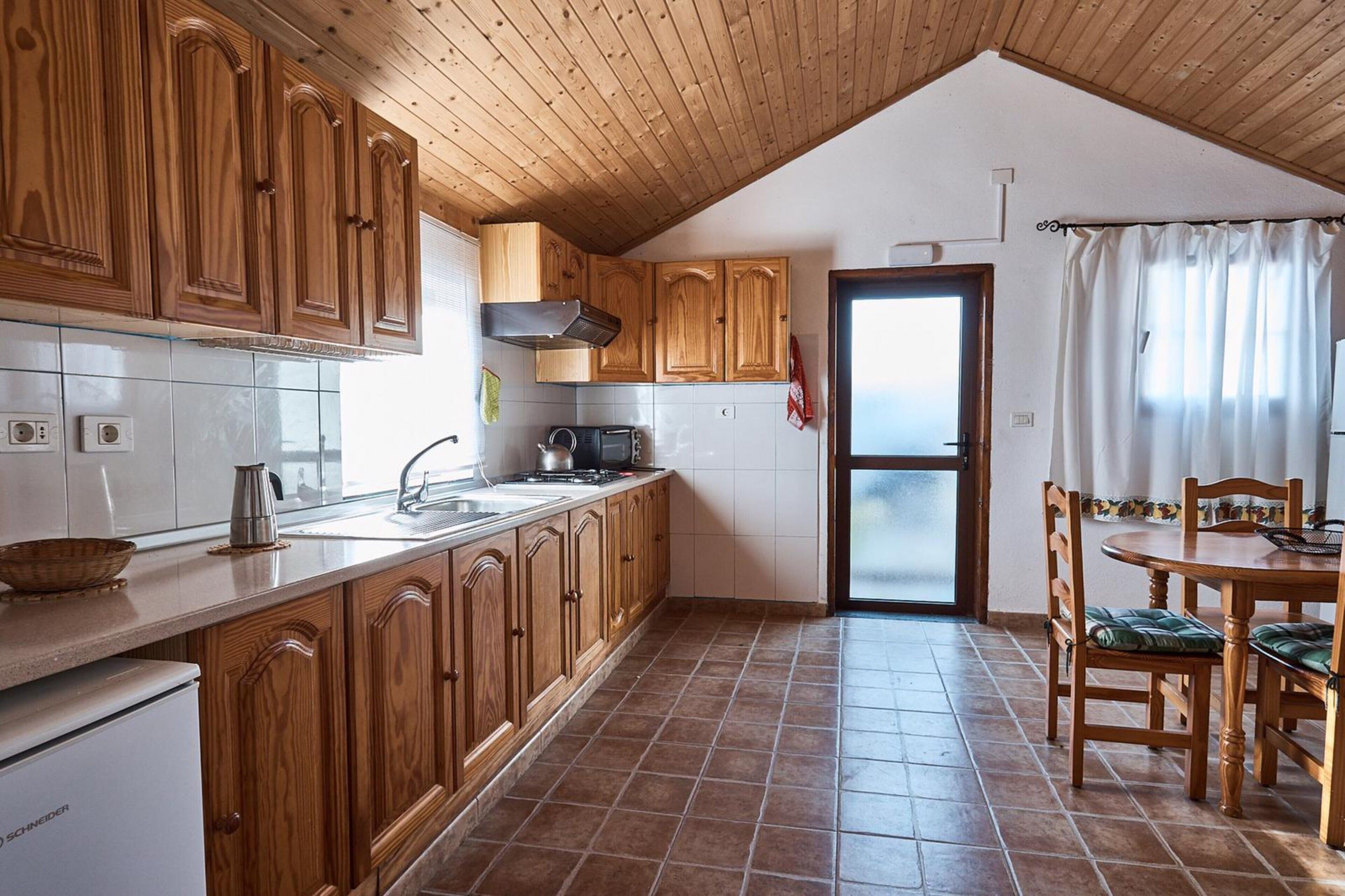Frigorífico, microondas, placa de cocina y cafetera o tetera