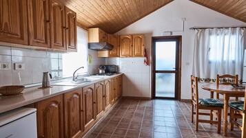 Frigorífico, microondas, placa de cocina y cafetera o tetera