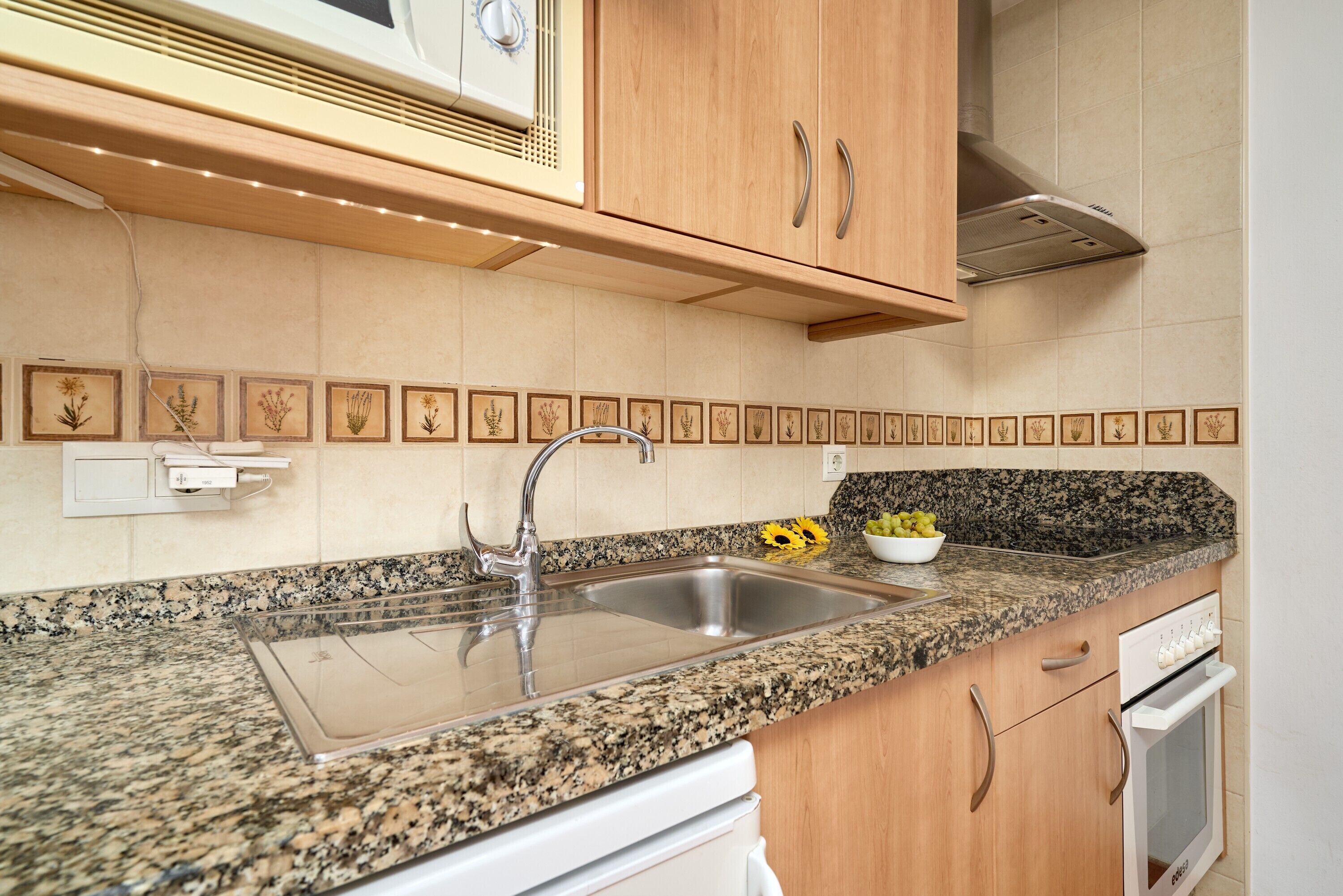 Wasserkocher mit Kaffee-/Teezubehör, Kühlschrank, Mikrowelle, Ofen