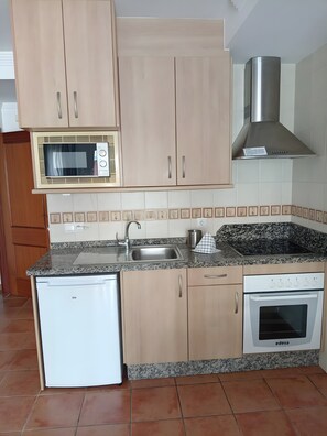 Fridge, microwave, oven, stovetop - Apartment '1A for 2-4 guests' with shared pool, Wi-Fi and air conditioning (Nerja)