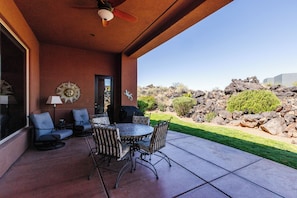 Outdoor dining - Snow Canyon Luxury Retreat in Exclusive Entrada with Courtyard and Casita (Santa Clara)