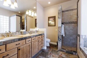 Shower, jetted bath, hair dryer, towels - Snow Canyon Luxury Retreat in Exclusive Entrada with Courtyard and Casita (Santa Clara)