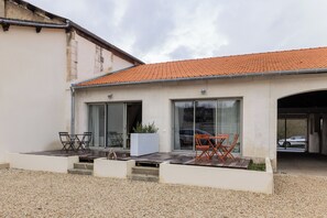 Exterior - Cosy loft in former cannery: bright cocoon with mezzanine and terrace. (Saintes)