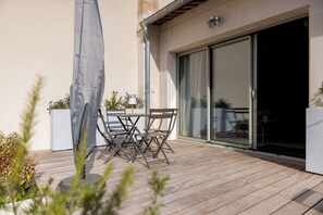 Outdoor dining - Cosy loft in former cannery: bright cocoon with mezzanine and terrace. (Saintes)