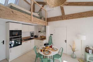 Dining - Cosy loft in former cannery: bright cocoon with mezzanine and terrace. (Saintes)