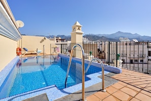 A rooftop pool with a clear view of the mountains in the background. - Apartment '1D - 2 bedrooms 4-6 people' with shared pool, Wi-Fi and air conditioning (Nerja)