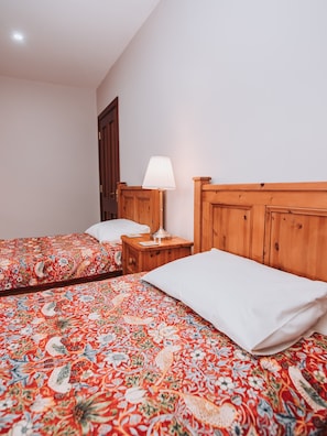 Iron/ironing board, WiFi, bed sheets - Superb 4 bedroom house in the charming  seaside village of Ballyvaughan Co Clare (Ballyvaughan)
