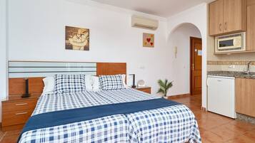 Iron/ironing board, WiFi, bed sheets