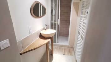Dusche, Haartrockner, HandtĂŒcher, Seife