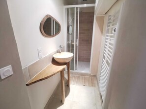 Shower, hair dryer, towels, soap - Ferme du ru paisible (Tournières)