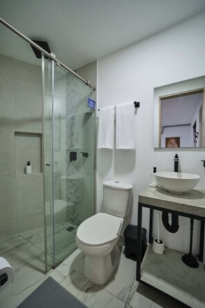Condo conforto | Banheiro | Chuveiro, toalhas de banho, sabonete, shampoo