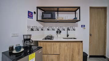 舒适公寓式客房 | 私人厨房 | 迷你冰箱、微波炉、炉灶、厨具/餐具
