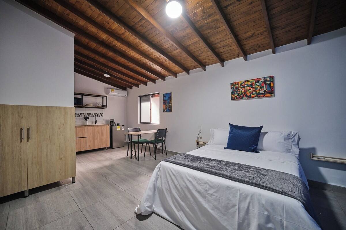 Classic Apartment | Desk, free WiFi