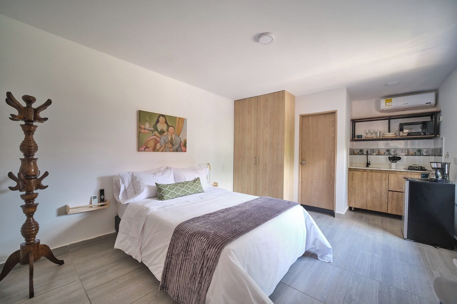 Classic Apartment | Desk, free WiFi