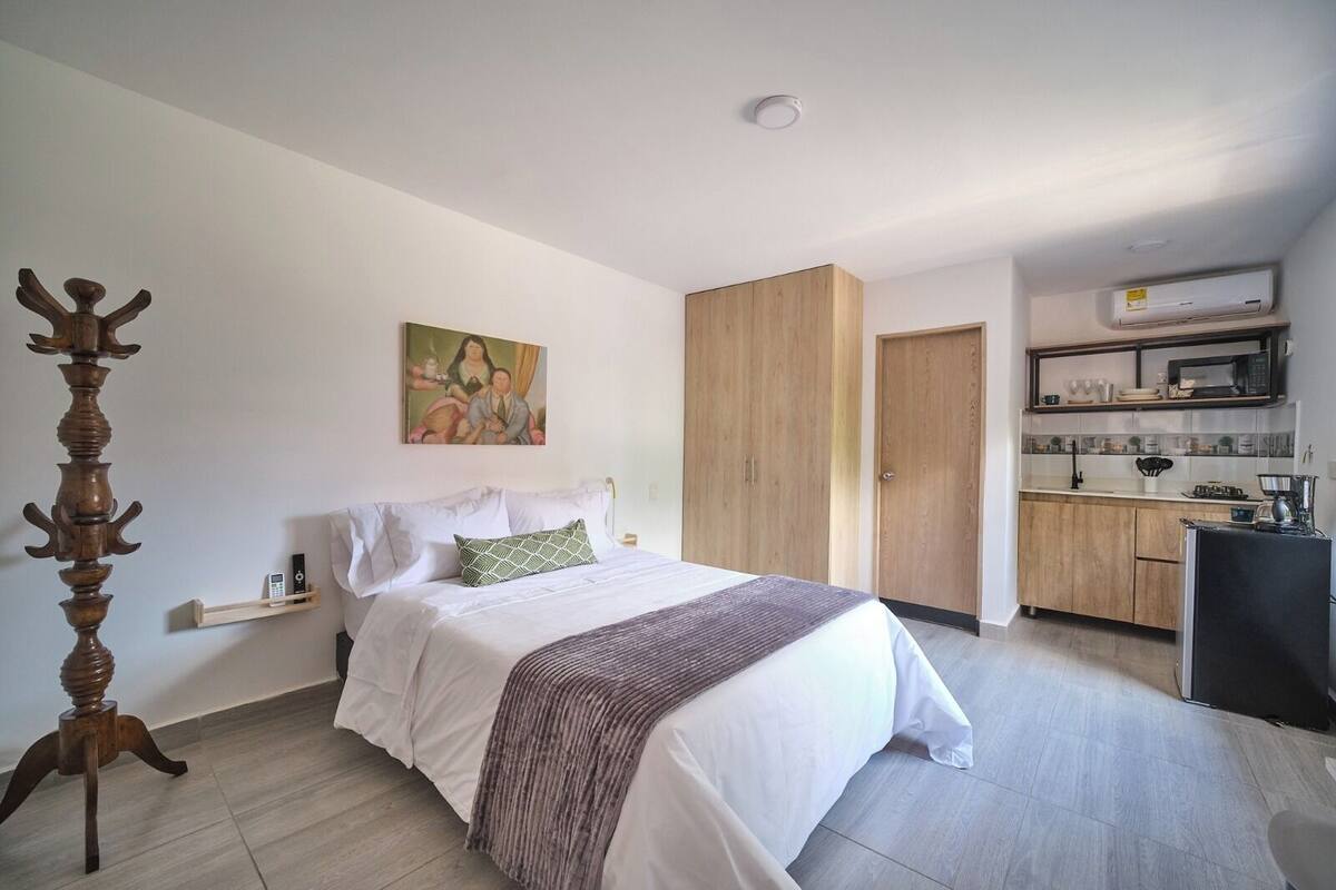 Classic Apartment | Desk, free WiFi