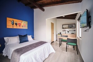 Basic Apartment | Desk, free WiFi - Living Blue  (Medellín)