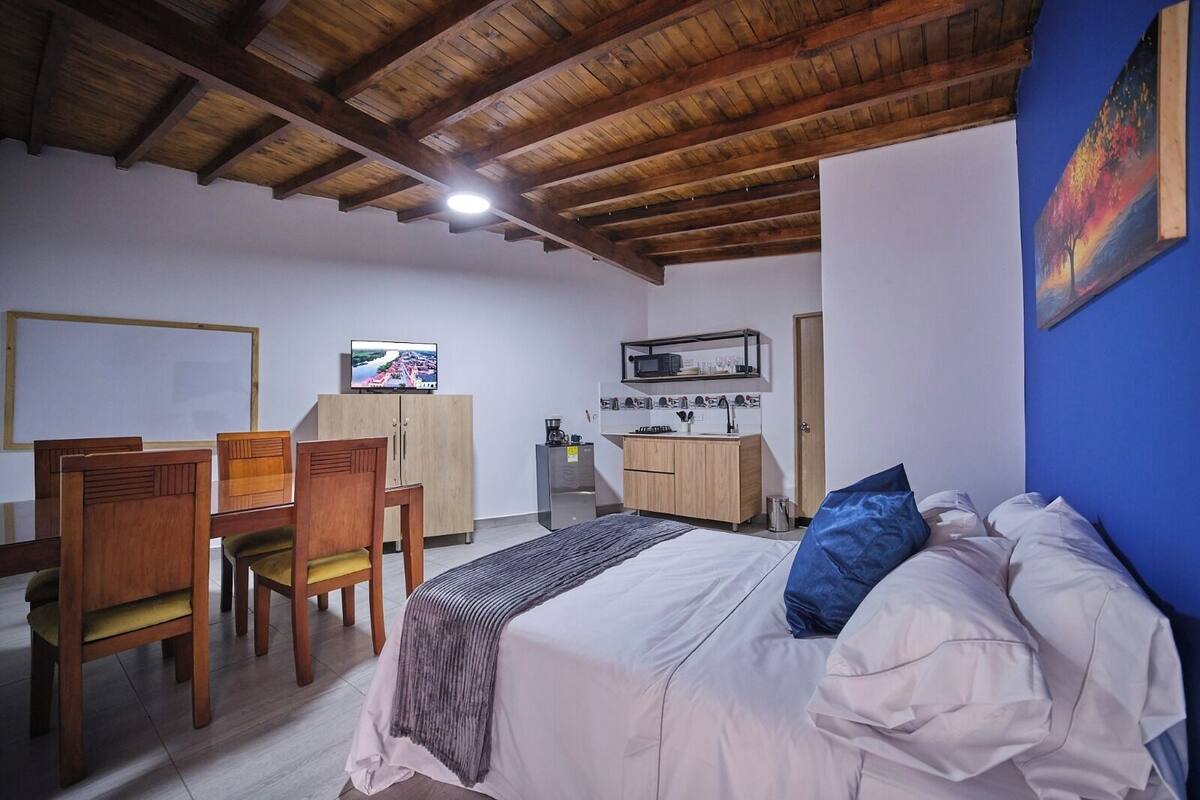 Classic Apartment | Desk, free WiFi