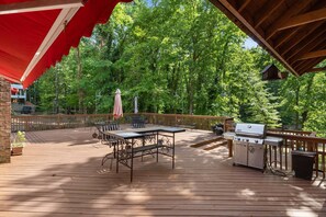 Outdoor dining - Charming Weekend Escape | Private Dock | Lake Lanier | Waterfront | Grass-to-Water Dock Access! (Buford)