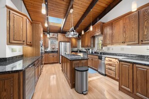 Coffee/tea maker, fridge, microwave, oven - Charming Weekend Escape | Private Dock | Lake Lanier | Waterfront | Grass-to-Water Dock Access! (Buford)