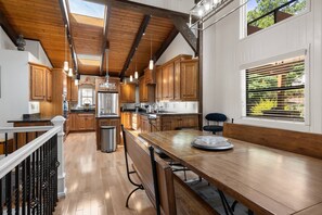 Dining - Charming Weekend Escape | Private Dock | Lake Lanier | Waterfront | Grass-to-Water Dock Access! (Buford)