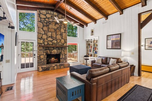 Charming Weekend Escape | Private Dock | Lake Lanier | Waterfront | Grass-to-Water Dock Access!