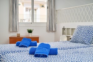 A hotel room with a bed, a nightstand, a lamp, and a window with curtains. - Apartment 'P1 Duplex for 2-4 Guests' with Shared Pool, Wi-Fi and Air Conditioning (Nerja)