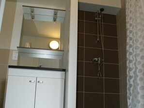 Studio, salle de bains attenante (Confort Studios 1/2) | Salle de bain