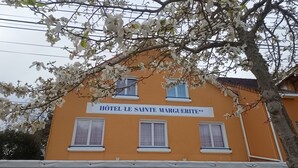 Un bâtiment sur lequel on peut lire l’inscription « Hôtel le Sainte Marguerite ».