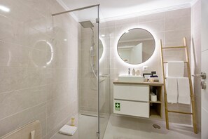 Shower, hair dryer, towels - Casinha da Praia da Rocha – Stunning Sea View (Portimão)