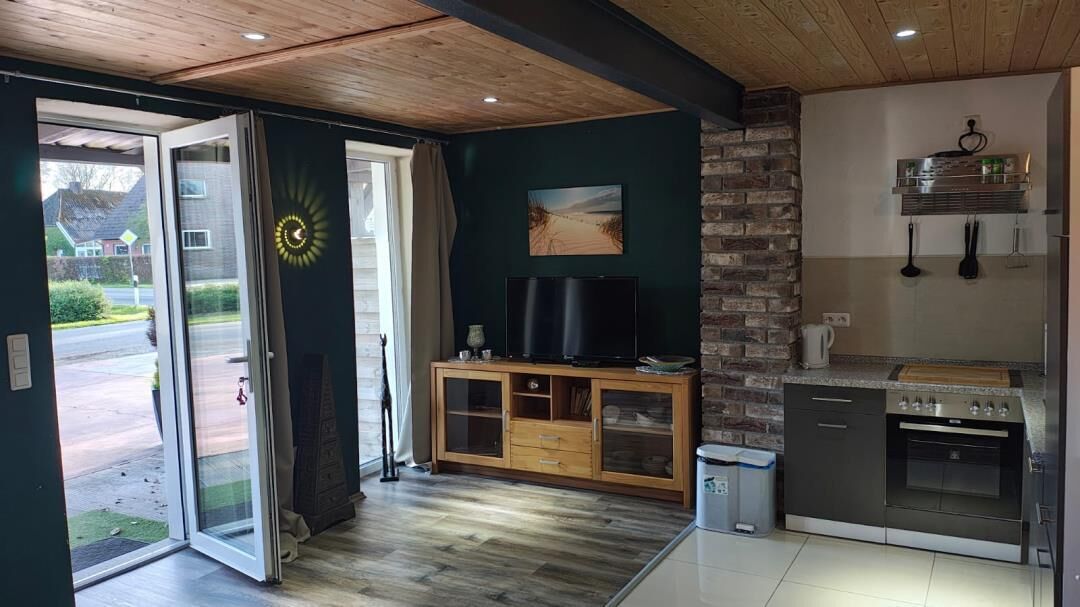Fridge, oven, stovetop, coffee/tea maker