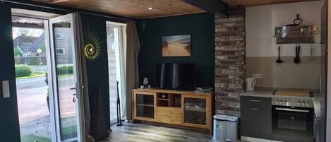 Fridge, oven, stovetop, coffee/tea maker