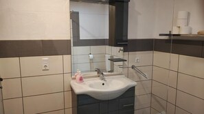 Shower, towels - Chic apartment no. 4 with terrace (Aurich)