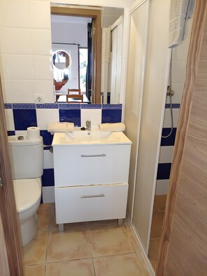 Dusche, Haartrockner, Handtücher