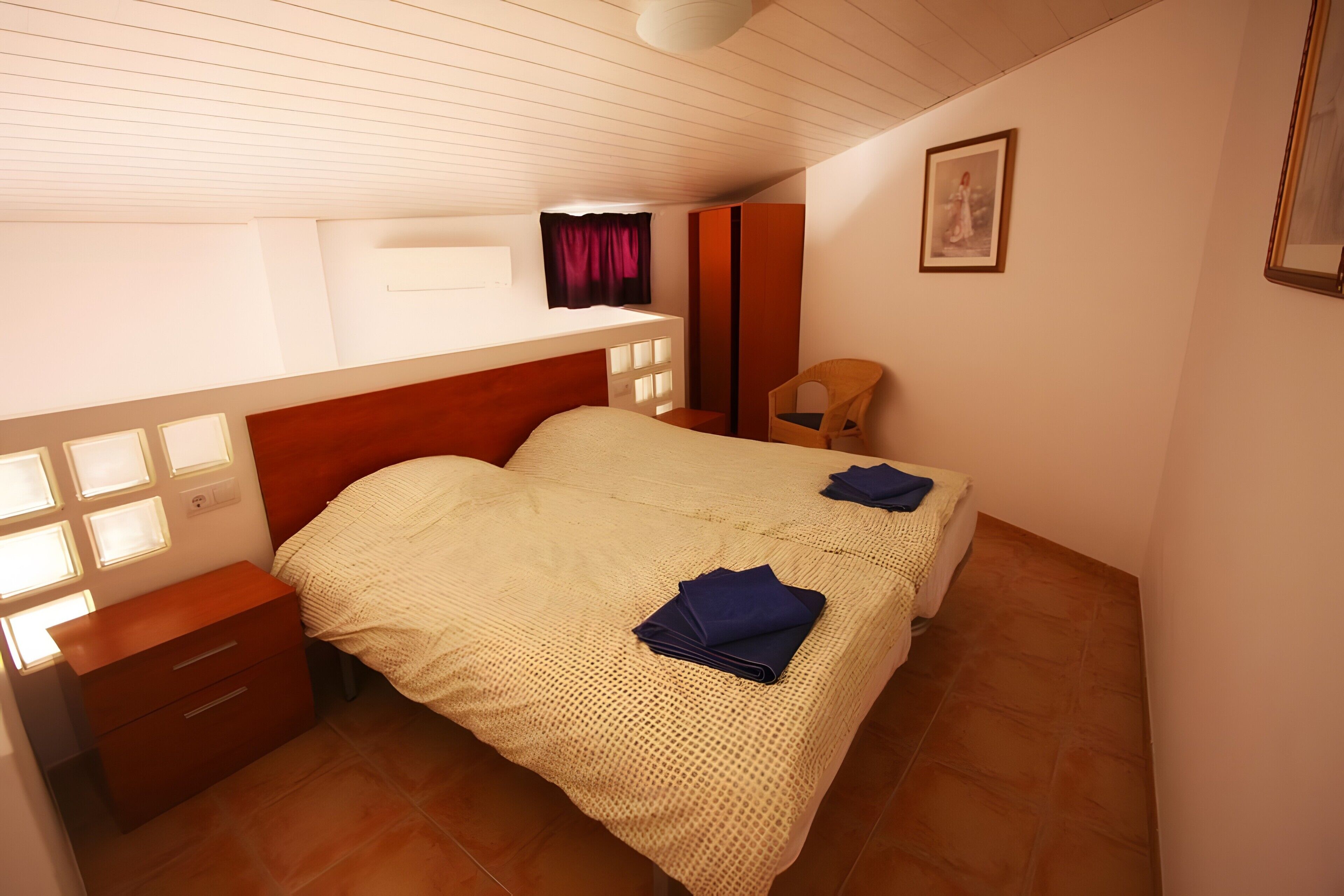 Tabla de planchar con plancha, wifi, ropa de cama