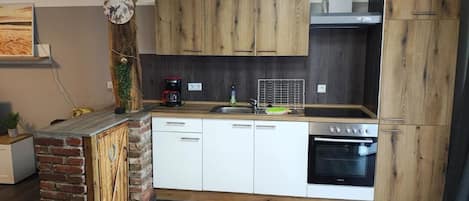 Kühlschrank, Ofen, Herdplatte, Wasserkocher mit Kaffee-/Teezubehör
