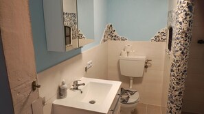 Shower, towels - Chic apartment no. 7 with terrace (Aurich)
