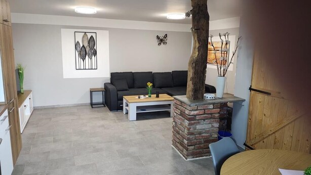 Ein Wohnzimmer mit einer Couch, einem Couchtisch und einem Kamin.