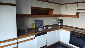 Fridge, oven, stovetop, dishwasher - Modern apartment No. 1 with balcony (Aurich)