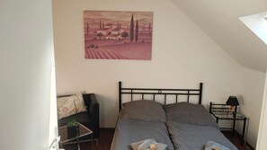 Free WiFi, bed sheets - Modern apartment No. 1 with balcony (Aurich)
